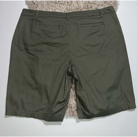 St. John bay women’s new green mid rise Bermuda shorts - Picture 12 of 12